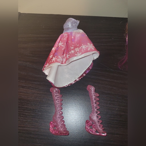 Ever After High Poppy O'Hair Fairest On Ice - Picture 4 of 9